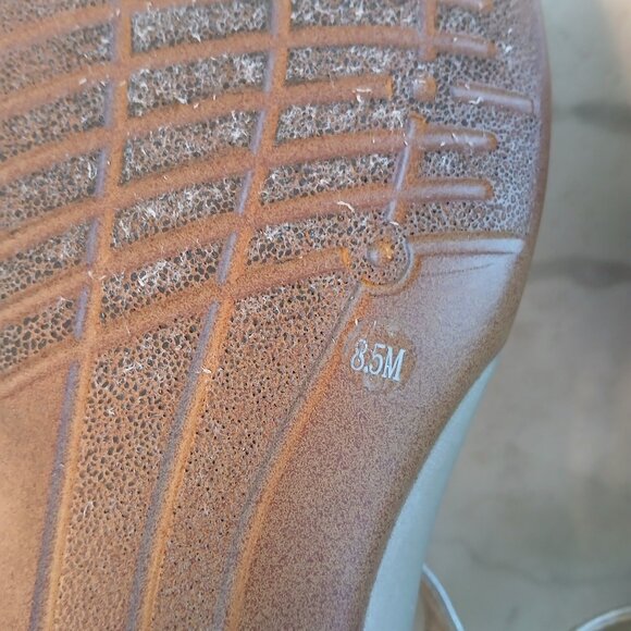 Feminine Gold Easy Spirit Flowered Sandals Size 8.5 - Picture 4 of 4